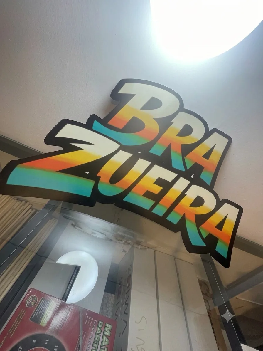 Adesivo personalizado com recorte e aplicação profissional